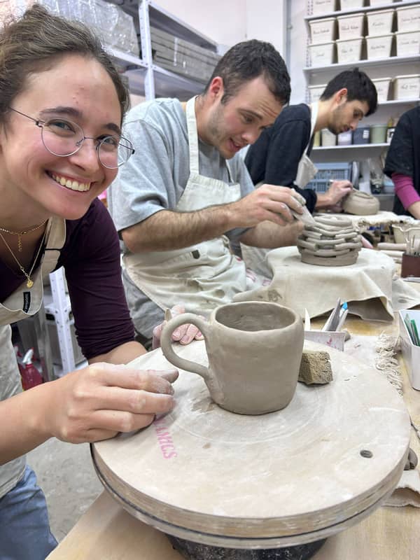 Sip and Sculpt -סדנה פרטית קרמיקה, יין ודברים טובים