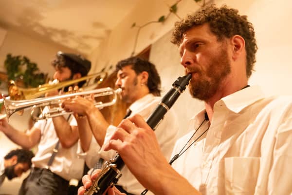 הניו אורלינס קאמלז בבית העמודים: מוסיקה מקפיצה משנות ה-20