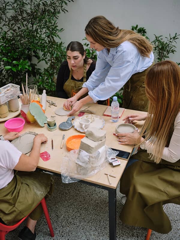 סדנת קרמיקה קבוצתית – פיסול על נושא חופשי