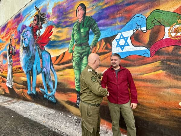 גרפיטי כולל קירות גבורה ותקווה עם שביל הגרפיטי