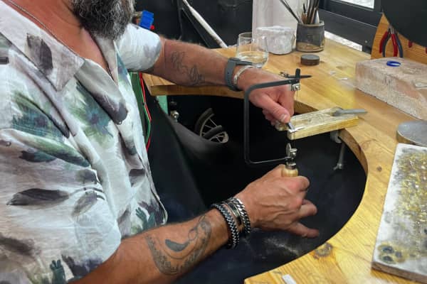 סדנת צורפות פרטית במושב מוקף שדות ירוקים