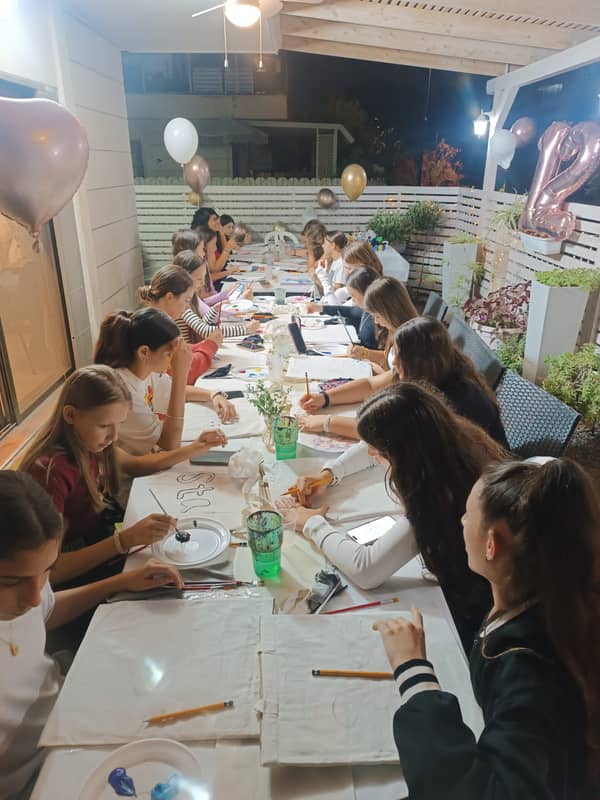 סדנת ציור פרטית על תיק בד- חוויה יצירתית לבת מצווה, בטבע הקיבוצי, במרכז הארץ