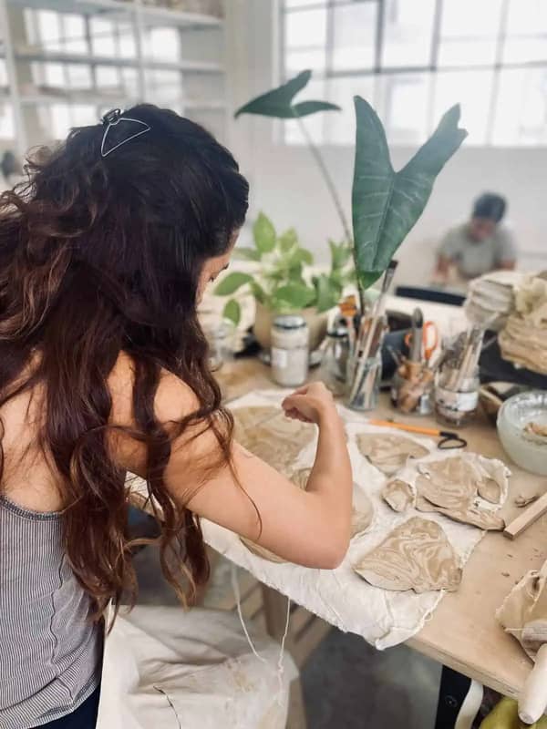 סדנת קרמיקה פרטית – אובניים – בסטודיו קסום בתל אביב