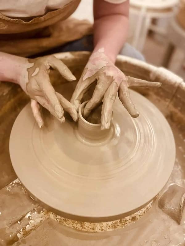 סדנת קרמיקה פרטית – אובניים – בסטודיו קסום בתל אביב