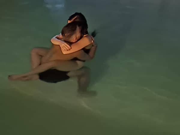 נגיעות אהבה במים – סדנא זוגית פרטית בבריכה החמה