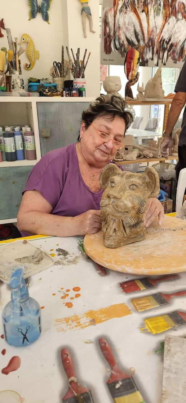 סדנת פיסול בחימר באווירה רגועה ופסטורלית