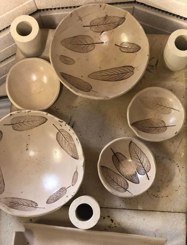 סדנת קרמיקה הטבעת חותמות צמחים ושלל טקסטורות