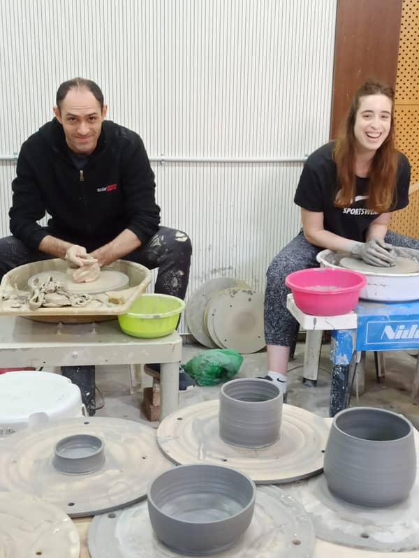 סדנת קרמיקה פרטית על אובניים או עבודת יד בסטודיו של הדרה