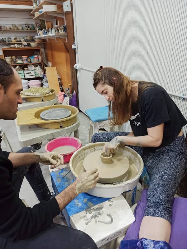 סדנת קרמיקה פרטית על אובניים או עבודת יד בסטודיו של הדרה
