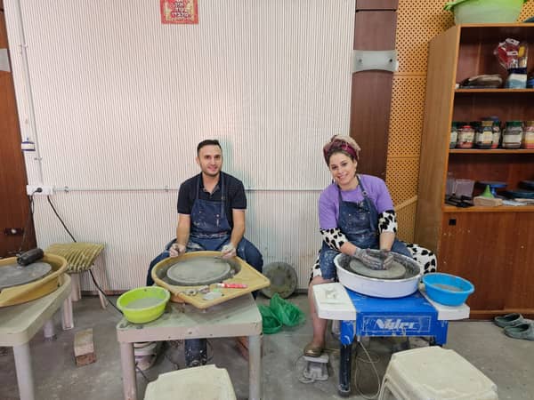 סדנת קרמיקה פרטית על אובניים או עבודת יד בסטודיו של הדרה