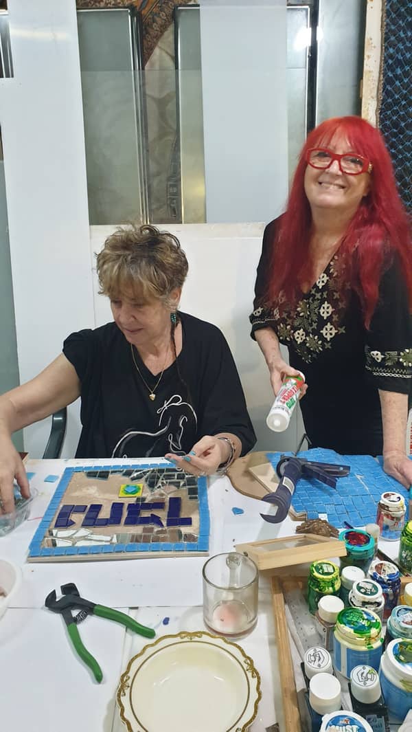 סדנת פסיפס בשימוש בזכוכית וקרמיקה