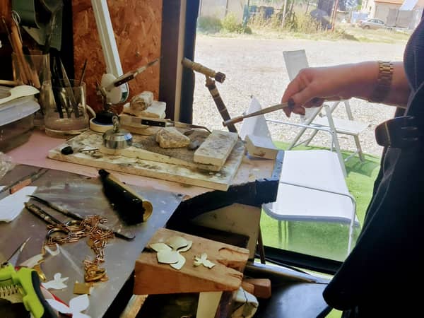 סדנת צורפות באווירה כפרית