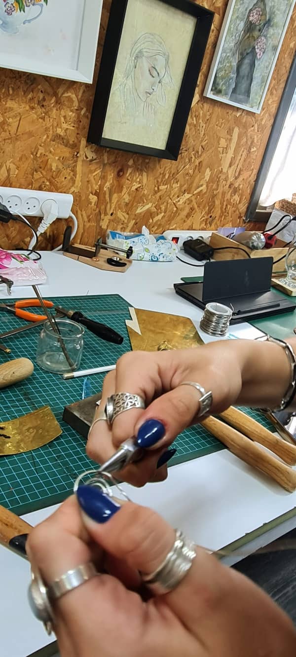 סדנת צורפות באווירה כפרית