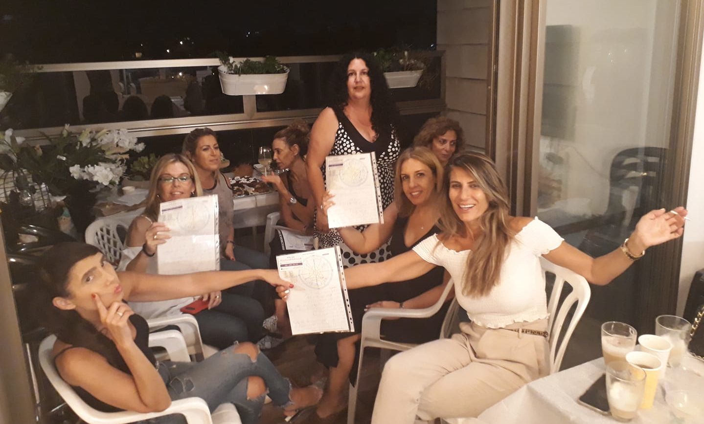 ערבי מסרים ממפות אסטרולוגיות וקלפי טארוט